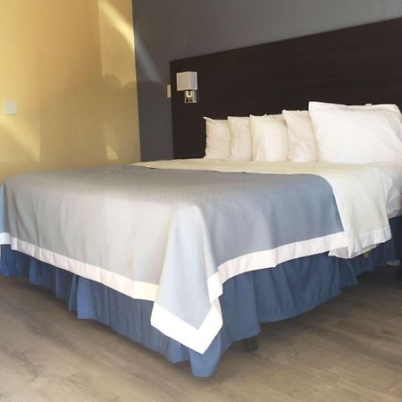 Days Inn By Wyndham Airport - Феникс Экстерьер фото