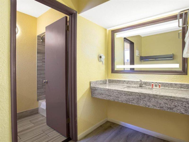 Days Inn By Wyndham Airport - Феникс Экстерьер фото