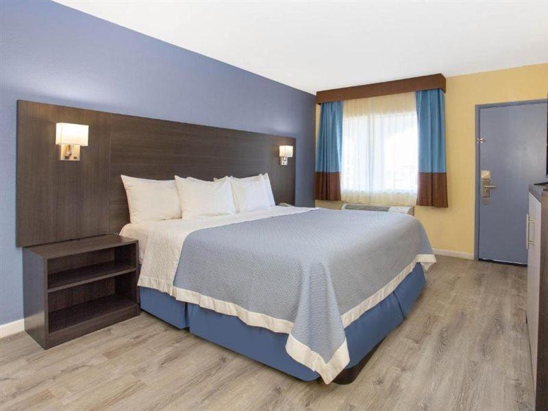 Days Inn By Wyndham Airport - Феникс Экстерьер фото