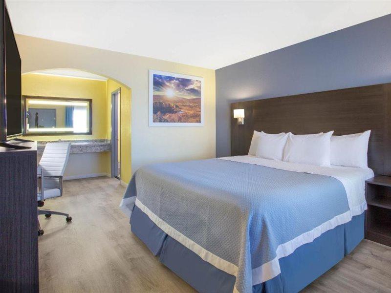 Days Inn By Wyndham Airport - Феникс Экстерьер фото