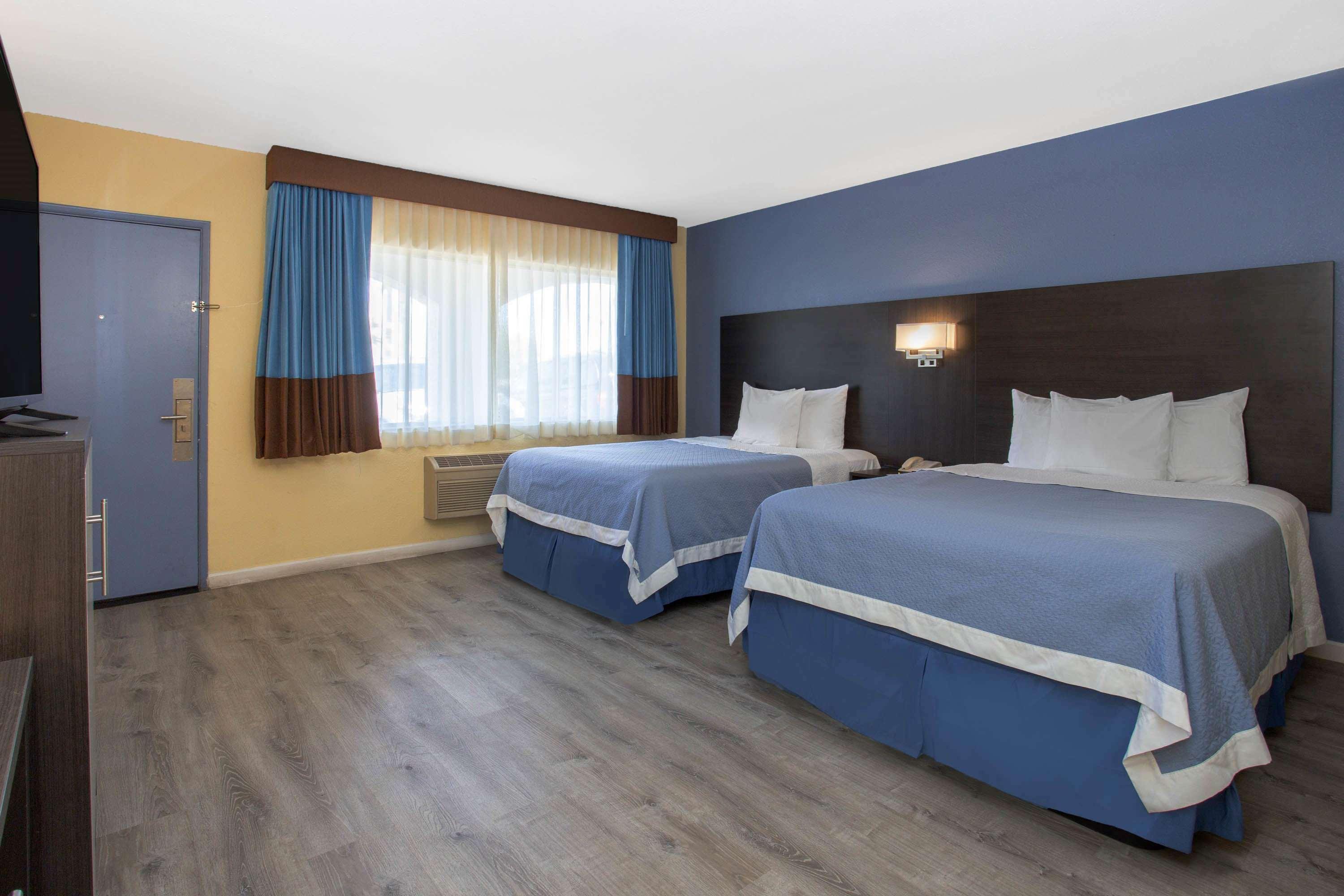 Days Inn By Wyndham Airport - Феникс Экстерьер фото