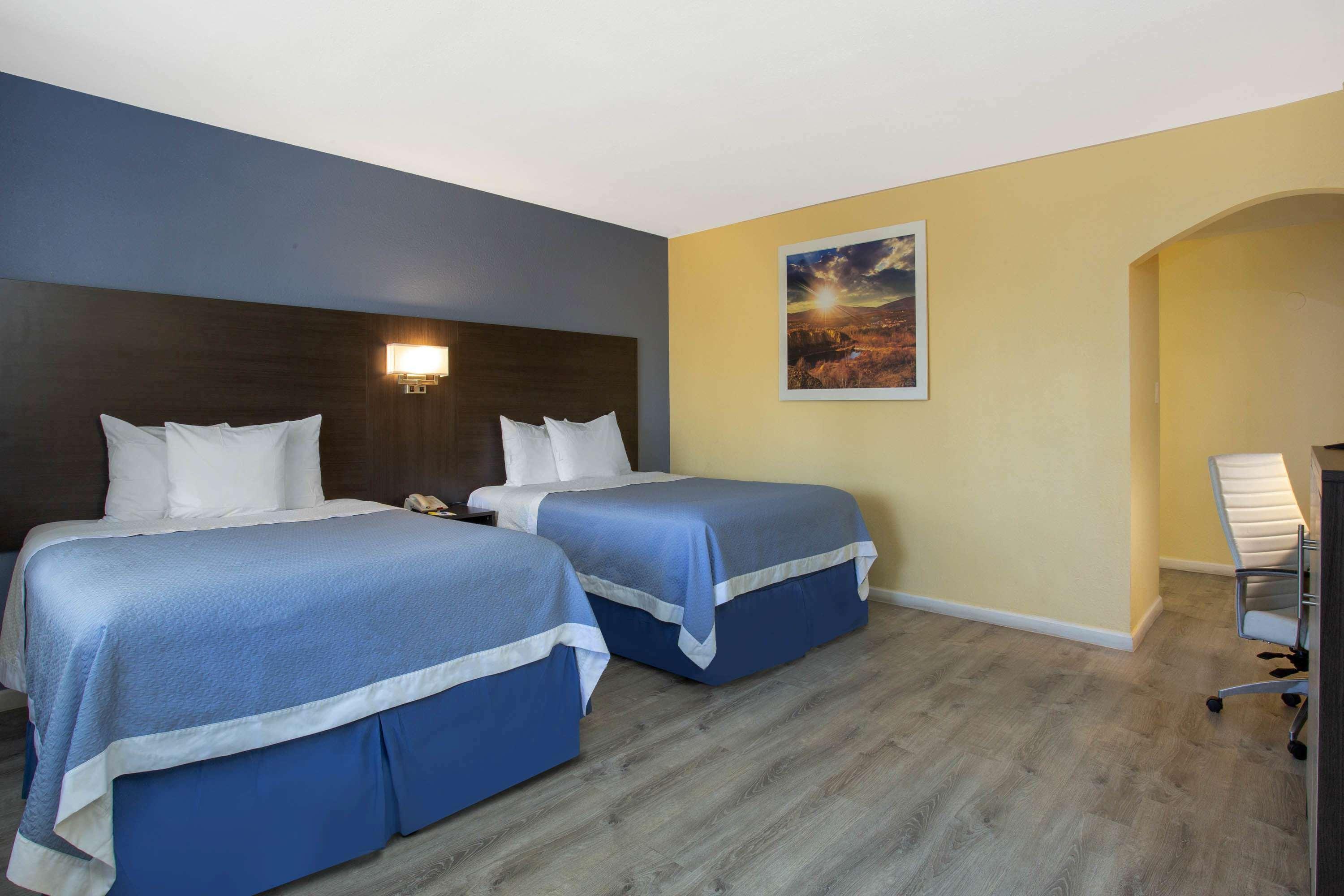 Days Inn By Wyndham Airport - Феникс Экстерьер фото