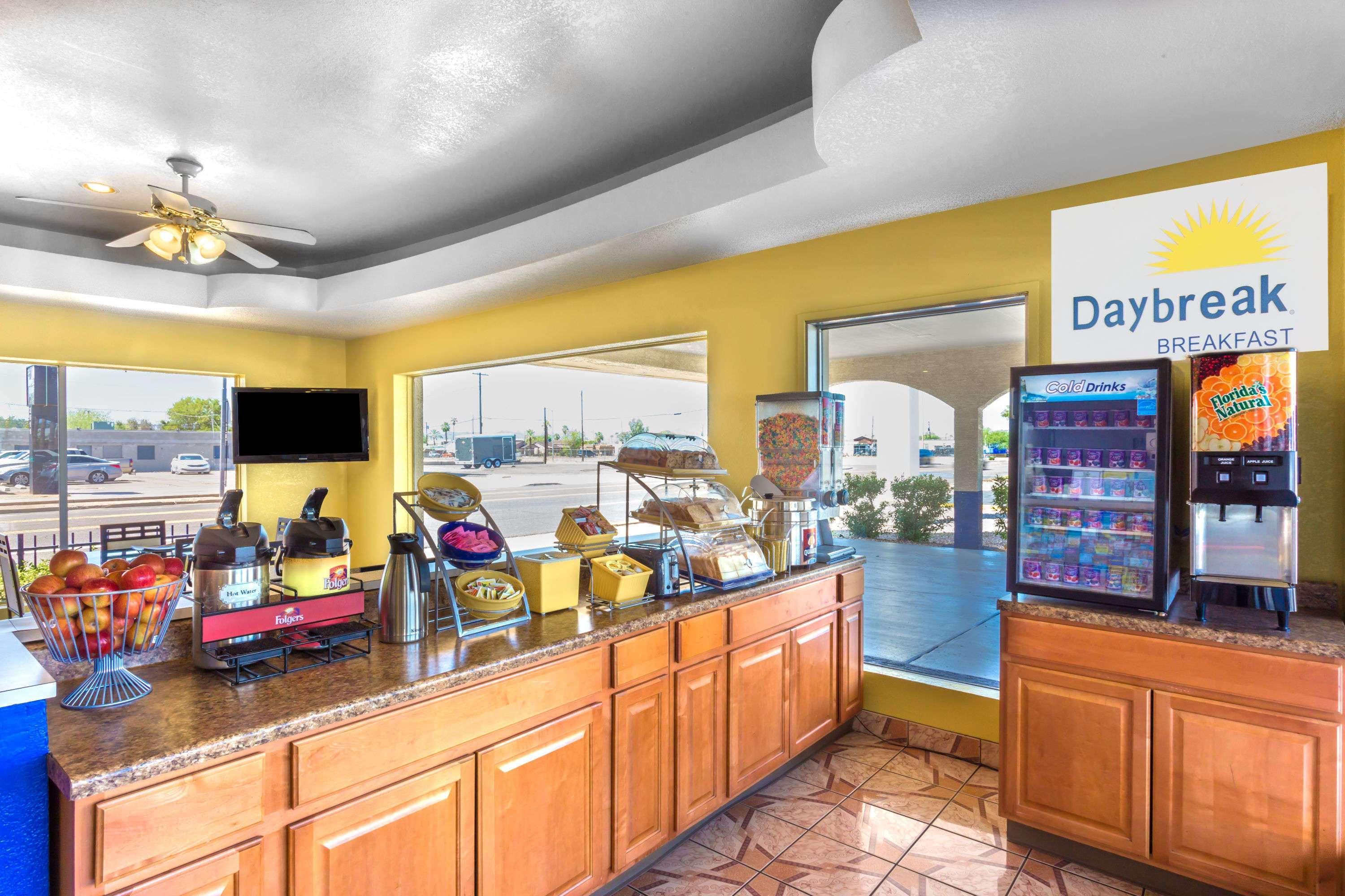 Days Inn By Wyndham Airport - Феникс Экстерьер фото