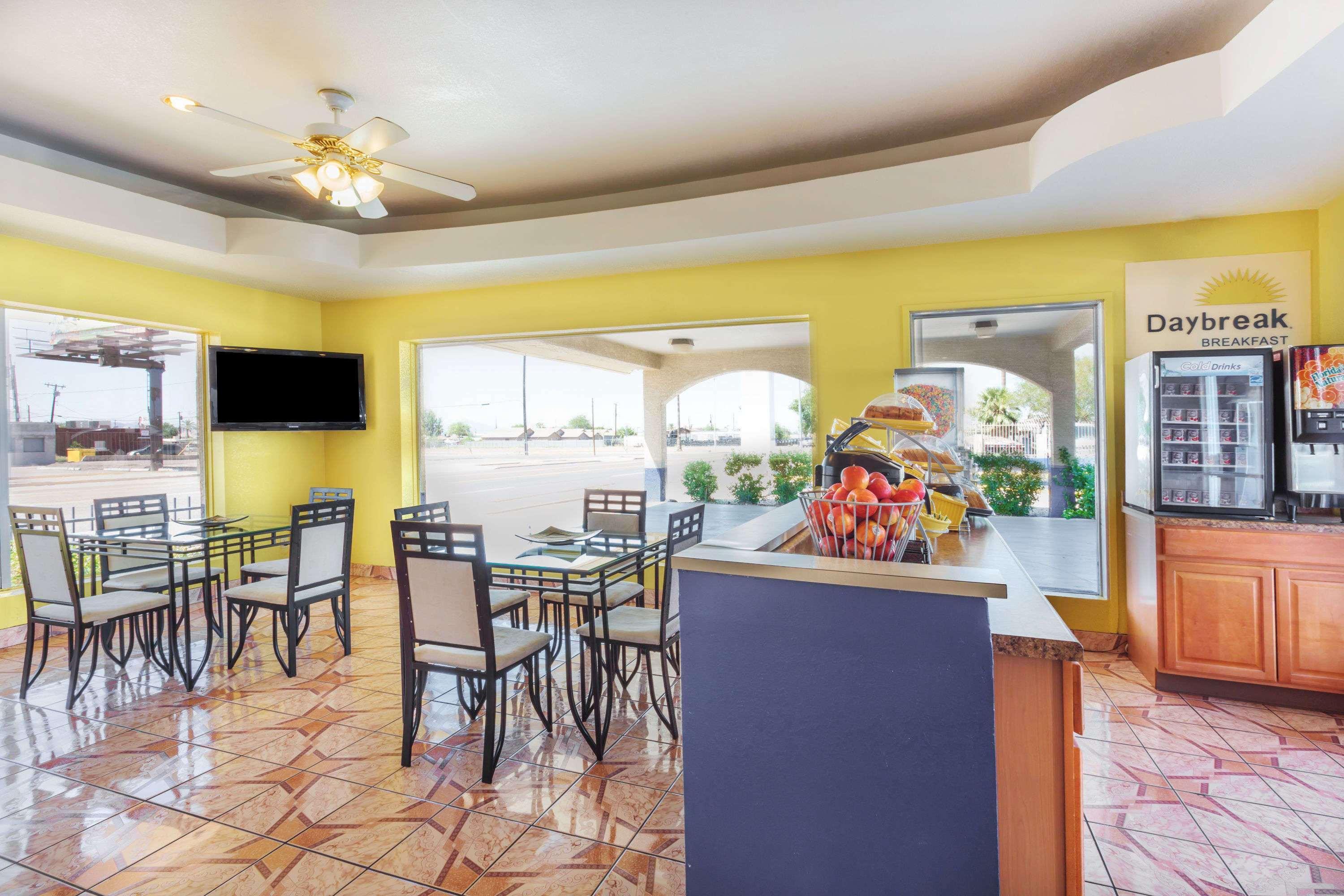 Days Inn By Wyndham Airport - Феникс Экстерьер фото