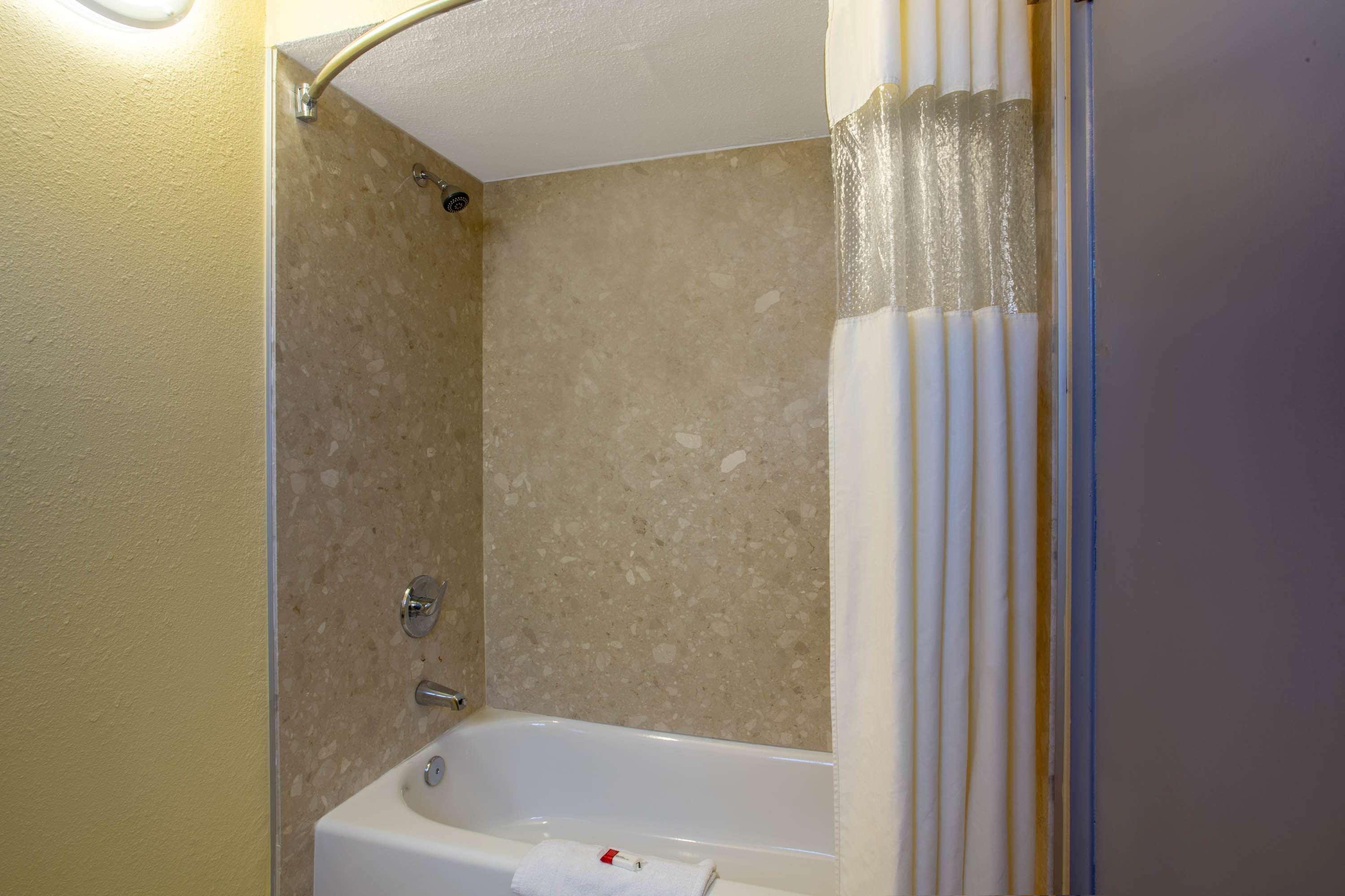 Days Inn By Wyndham Airport - Феникс Экстерьер фото