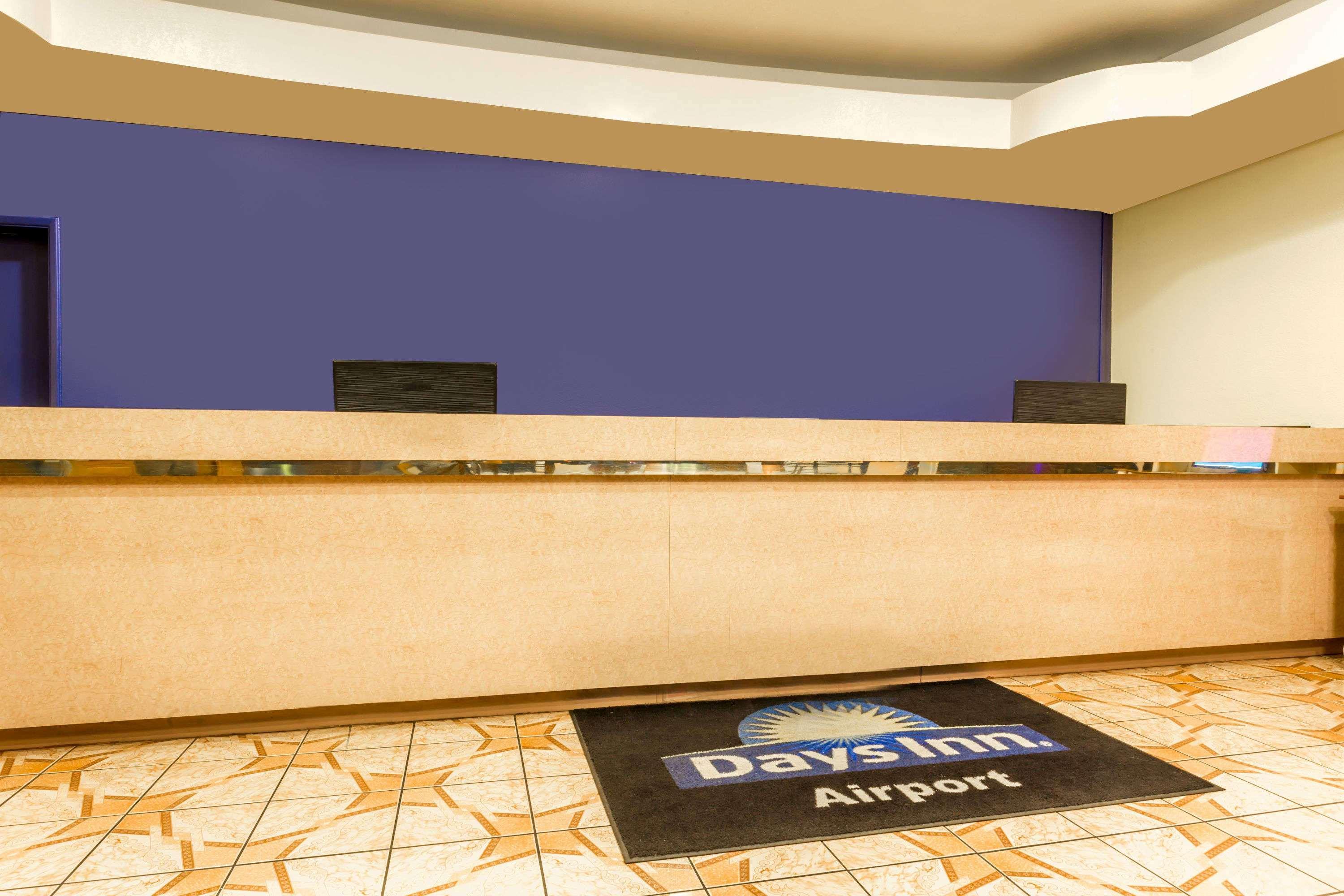Days Inn By Wyndham Airport - Феникс Экстерьер фото