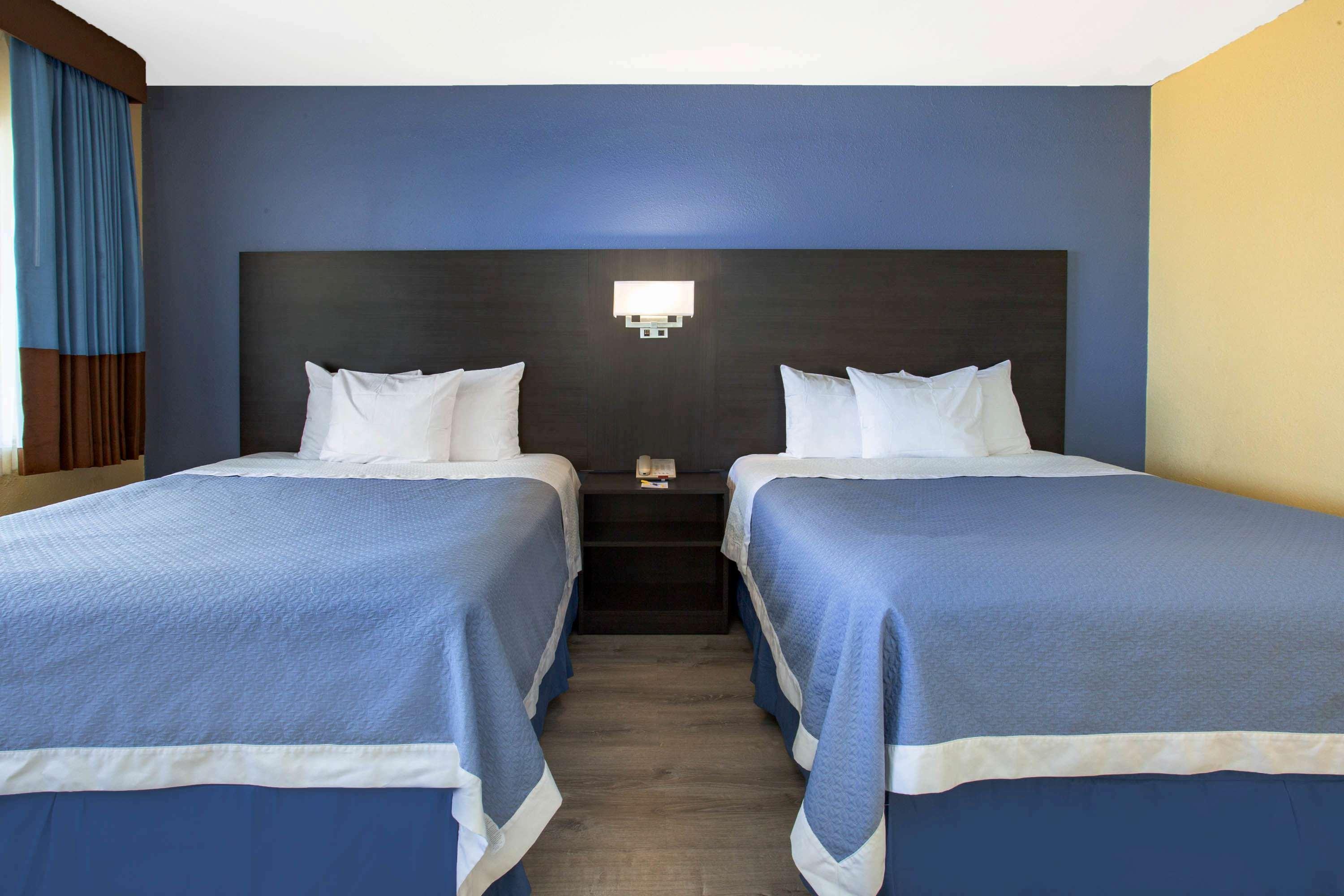 Days Inn By Wyndham Airport - Феникс Экстерьер фото