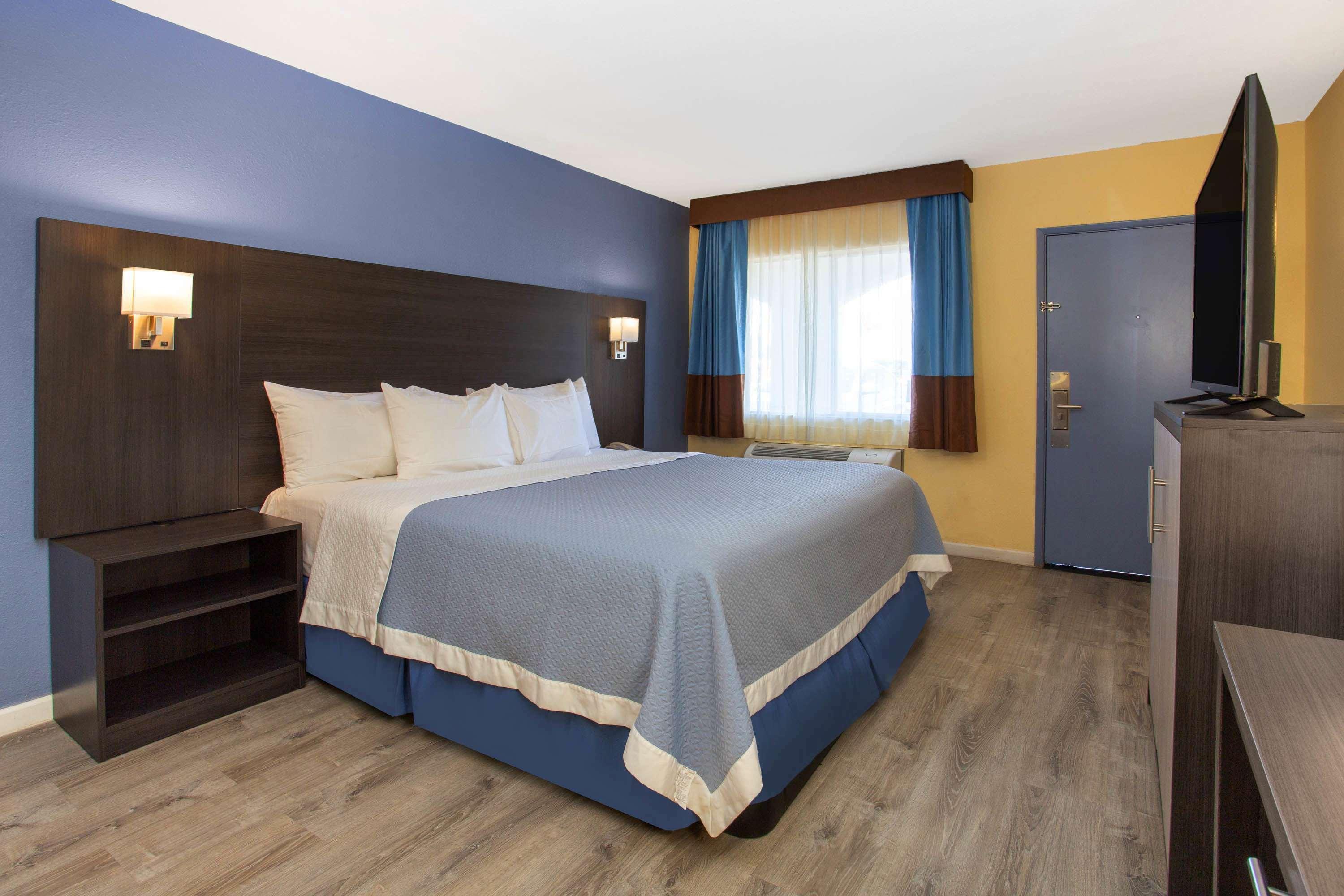 Days Inn By Wyndham Airport - Феникс Экстерьер фото