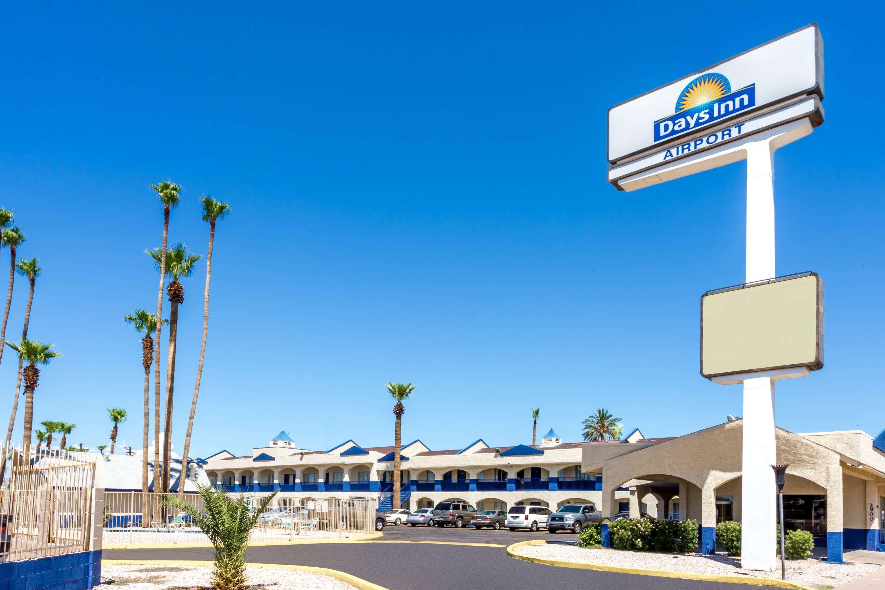 Days Inn By Wyndham Airport - Феникс Экстерьер фото
