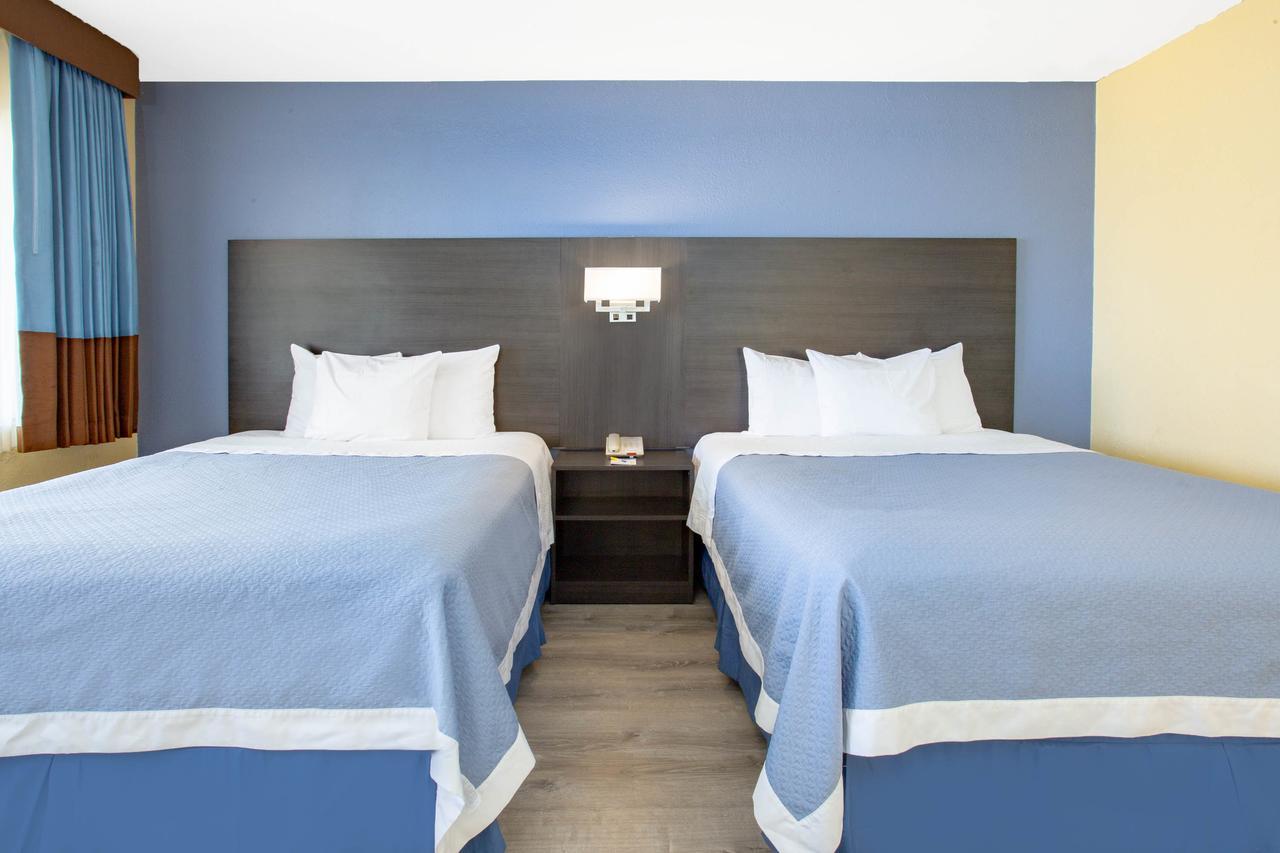 Days Inn By Wyndham Airport - Феникс Экстерьер фото