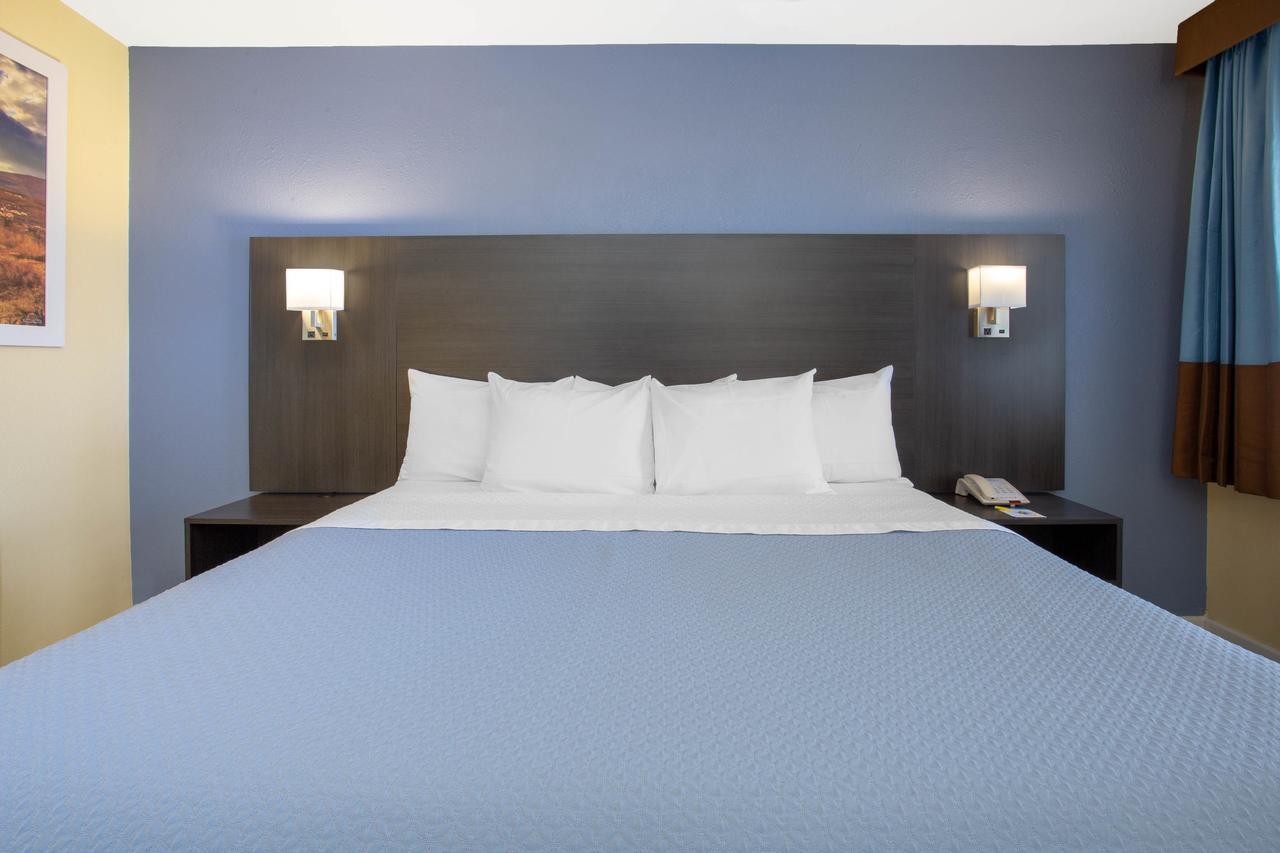 Days Inn By Wyndham Airport - Феникс Экстерьер фото