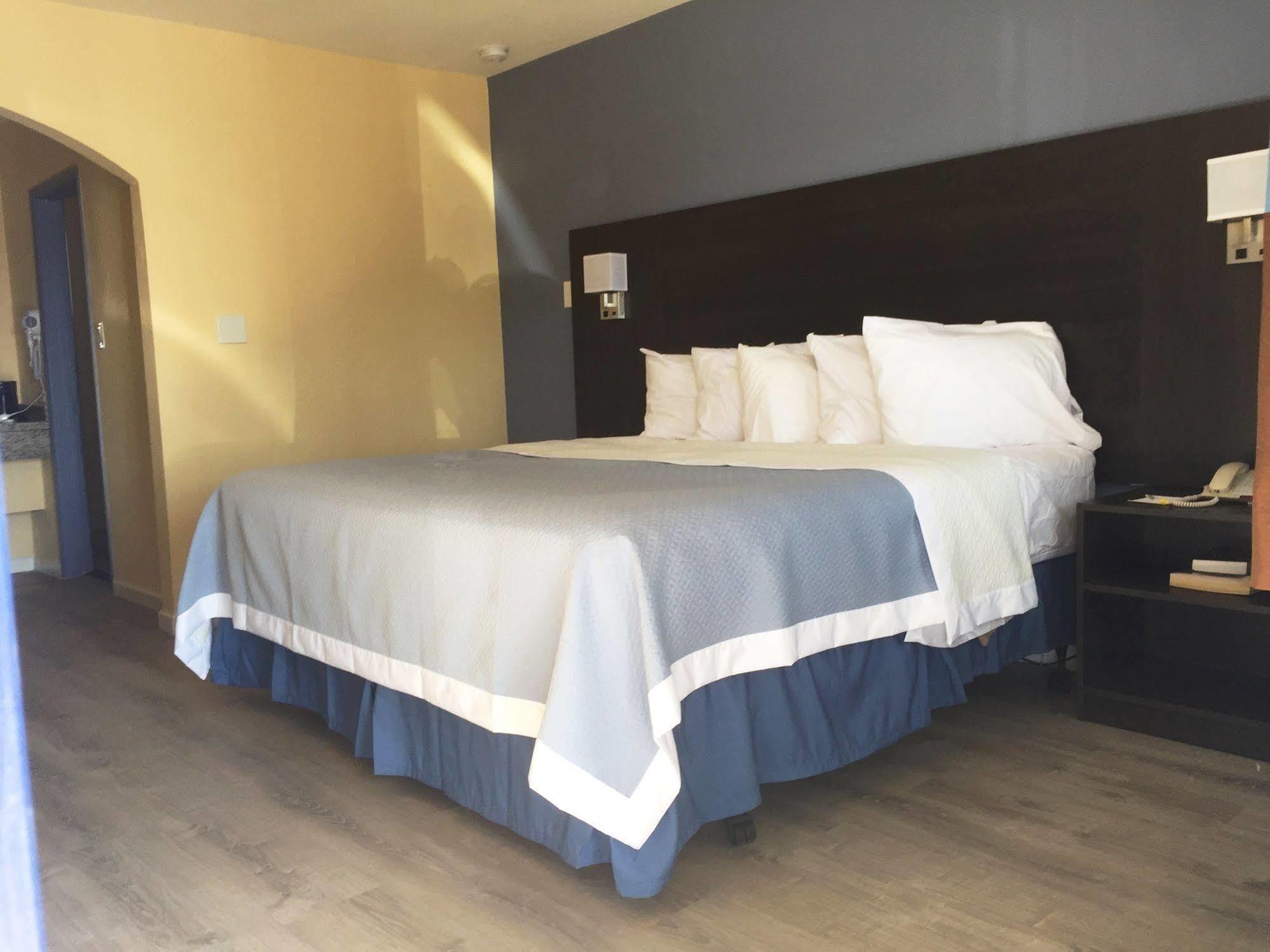 Days Inn By Wyndham Airport - Феникс Экстерьер фото